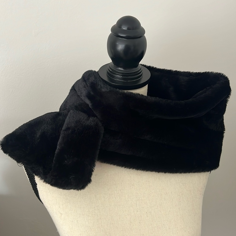 Shiraleah black faux fur stole